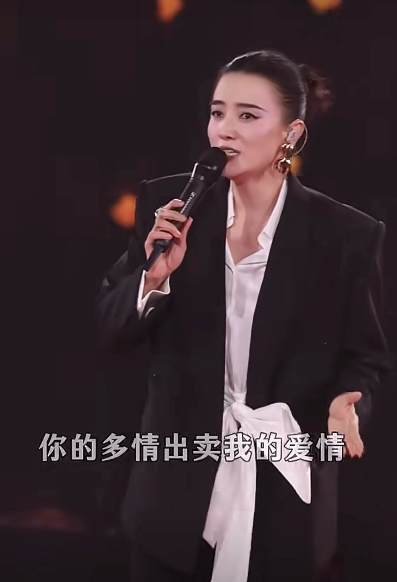 谁能料到，宋佳不光演技全程在线，唱歌的实力居然这么绝。
惊喜亮相那英的演唱会担任嘉宾，合唱《梦醒了》，独唱《出卖》，刚一开嗓就直接惊艳了全场。
颜值和气质都拿捏得恰到好处，演戏格外出彩，唱歌同样满是故事感，妥妥的宝藏姐姐。
