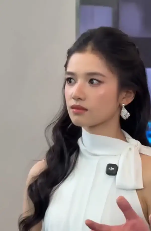 比亚迪秦MAX新车发布会现场，代言人张婧仪一身雾粉鎏光抹胸长裙乘车登场，卷发搭配水晶长耳饰，电影感骨相扛住现场原生镜头，无修生图直接刷屏全网，被网友称作“生图杀手”。
 
就在她从容亮相的瞬间，台下媒体与粉丝集体高喊“好美”，铺天盖地的夸赞，直接打破了她的表情管理。没有熟练营业式微笑，张婧仪愣了一瞬