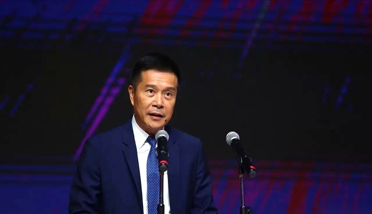 广东男篮在汕头体育中心输给山东男篮，看台上空了一大半。
这场季前赛最便宜的门票标价188，最高卖到888。
今晚对阵广州男篮的比赛还没开打，负责人陈海涛手头却仍然只有单外援。
以往广东男篮的主场向来是一票难求、人山人海，结果这次连有些看台区域都空荡荡的。比赛打完离场的时候，陈海涛满脸不高兴，让他措手