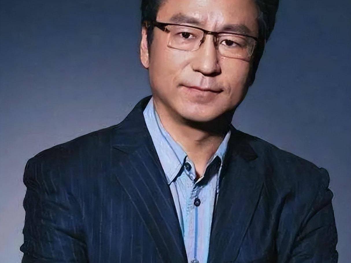 白岩松说，儿子白清扬1998年出生，小名巴蒂，我和妻子朱宏钧给他起名“清扬”，没按什么成功标准来。

这番话，是白岩松在聊自家孩子时说出来的。在大多数家长恨不得把日程表排满的年头，这位央视名嘴带娃的路子，听着有点“反常识”。

白清扬这个小名“巴蒂”，是冲着阿根廷球星巴蒂斯图塔起的——父子俩都是铁杆