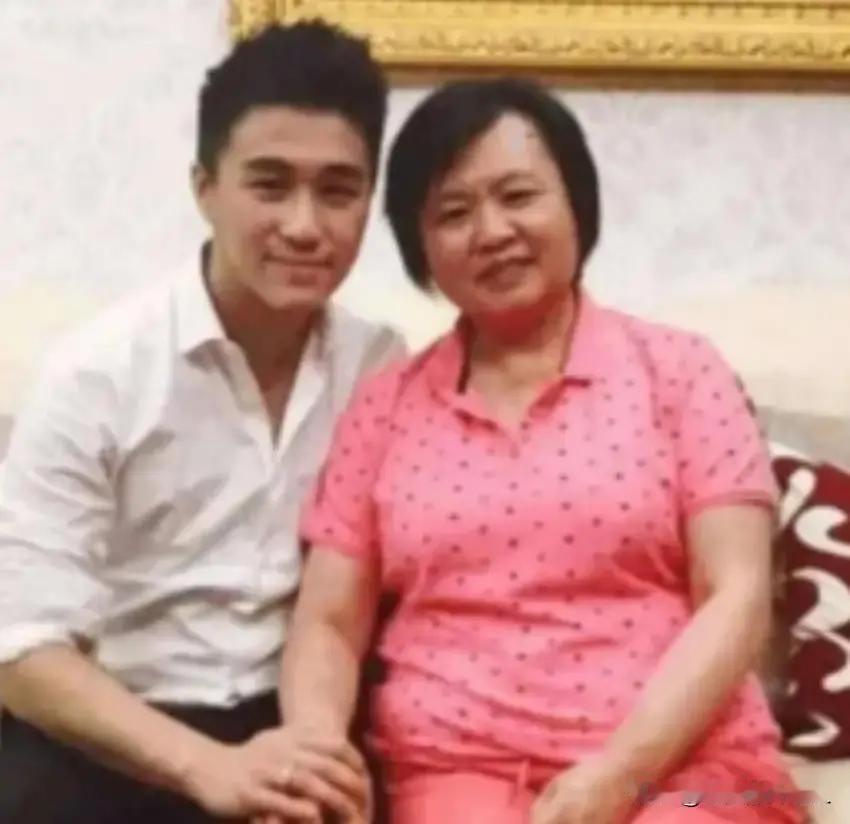 一次，赌王何鸿燊家的保姆，买彩票中了3000万，保姆乐坏了，她问赌王的儿子何猷君：“你想要什么礼物？”何猷君没当回事，随便说了句：“那就要个苹果手机吧！”本以为保姆开玩笑，可保姆的举动让他直呼:以后，我给你养老送终。
 
手机递过来的时候，包装盒崭新。何猷君拿在手里，有点愣。他抬头看珍姐，珍姐只是搓
