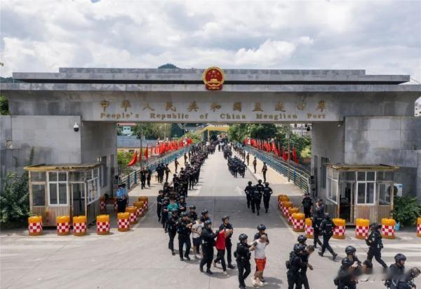 公安部和中央广播电视总台联合摄制的纪录片《缅北电诈覆灭纪实》即将开播，片中缅北电诈回流人员唐某丰，公开自述了他在缅北电诈园区被逼迫割肾抵债的亲身经历。
 
唐某丰当初就是看到网络上的高薪招工信息，想着外出赚快钱，才一步步踏入圈套。他刚到境外，随身证件就被犯罪团伙没收，人身自由彻底失去。团伙要求他每天