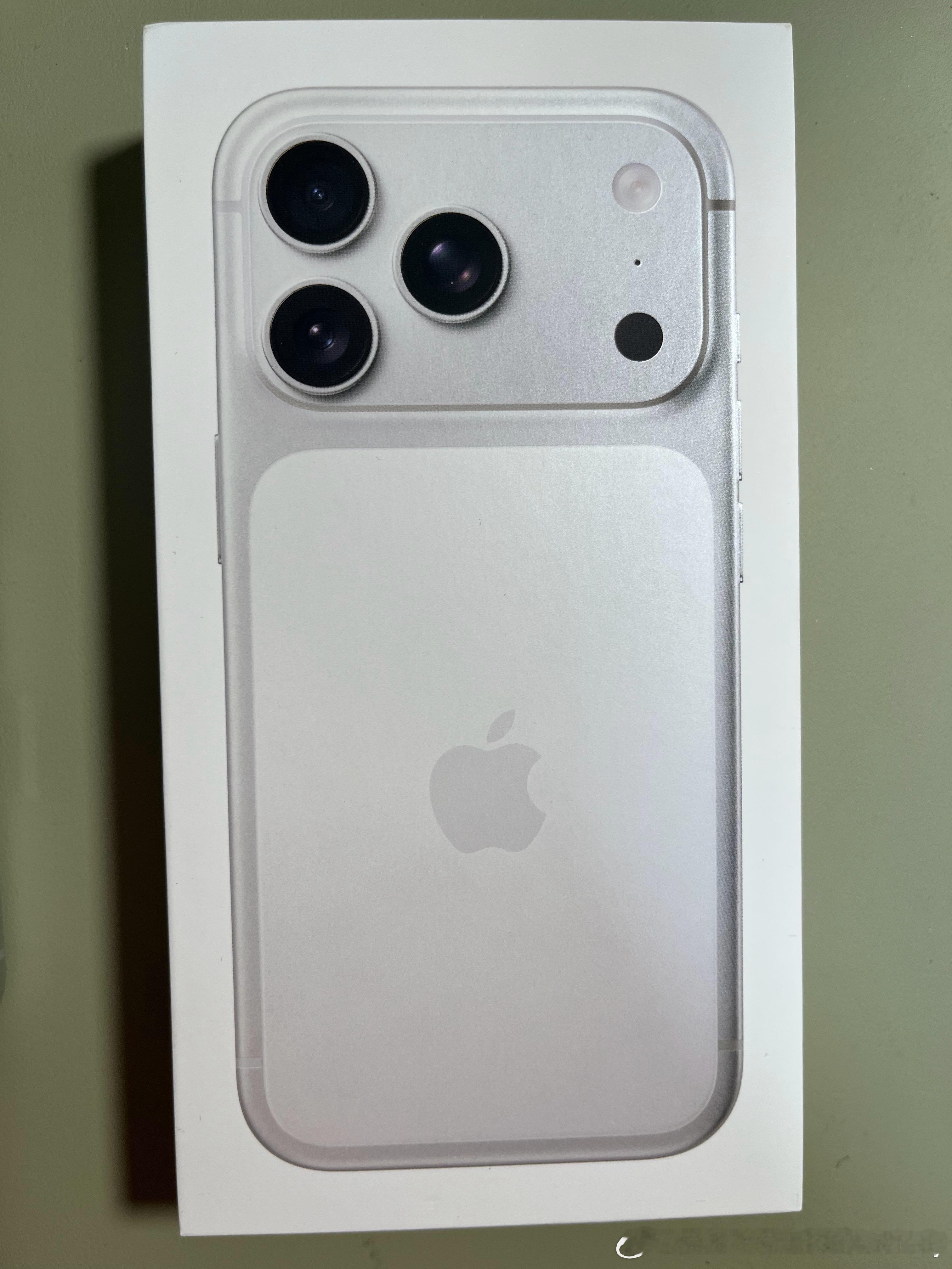 #记录生活##生活手记##iphone 17 pro# 

这几天一直在看手机，抢手机，周五下得单，从邯郸调的货，周日晚上到的。

京东快递员一直催我激活激活，慢一步都不停地吼吼吼，等着送下一单。真是服务越来越差

这几个月本来想省几百，结果又贵了几百，iphone17 Pro 256G 最终成交价7857，再买个充电头和耳机 ​