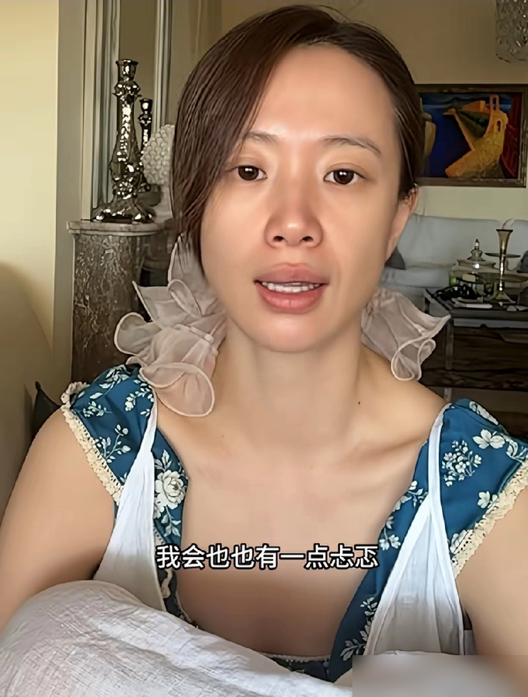 李梦开直播，满屏都在刷是不是病了。她咧嘴一笑：没化妆而已，平时出门就这么穿。脸上痘印、黑眼圈全摆着，压根没想遮。于正说她丑的穿不完，她也认，说听进去了，但改不了。转头接《兰香如故》赵星棠，争议没少挨，她也不辩解。别人研究怎么上镜好看，她把劲儿全使在戏里了。敢这么素着见人，要么真不在乎，要么早想明白了