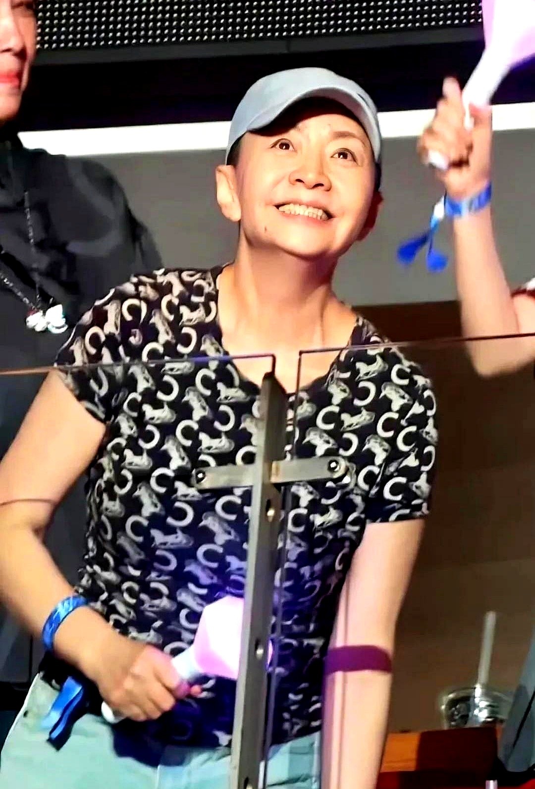 66岁的宋丹丹现身那英演唱会，身上那件旧衣服瞬间让人看直了眼。

眼尖的人一眼认出，这分明是20年前《家有儿女》里刘梅穿的那件印花短袖。一件衣服洗洗涮涮放了20年，领口一点没塌，版型依然挺括。查了下牌子，一分钱一分货的道理实打实摆在眼前。

比衣服更绝的是她本人。66岁的人身板笔挺，气色透亮，硬是把