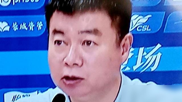 1比0，又是1比0。津门虎客场啃下河南，悄悄拿了4连胜。
没人提什么900场里程碑，于根伟赛前就撂了一句话：任务没完成。结果呢，31分到手，领先降级区9分，联赛还剩2轮，保级这口气算是喘匀了。
谢蒂内上半场浪费俩机会，最该进的不进，最不可能进的反倒捅进去了。于根伟赛后说得实在：我对他叮嘱就俩字，