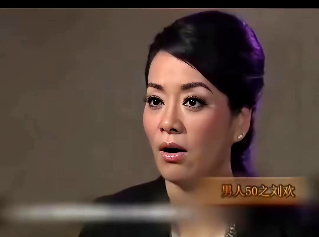 毛阿敏之前公开爆料，说刘欢年轻时瘦到让人不敢认，大家都以为她是开玩笑。毕竟1987年刘欢唱《雪城》成名那会儿才24岁，电视上看着就挺壮实，跟瘦字根本不沾边。
 

直到翻出他1981年在国际关系学院读法语系的老照片，大家才彻底闭嘴。照片里二十岁出头的小伙子，五官清秀，身形单薄，穿着白衬衫，妥妥的文艺