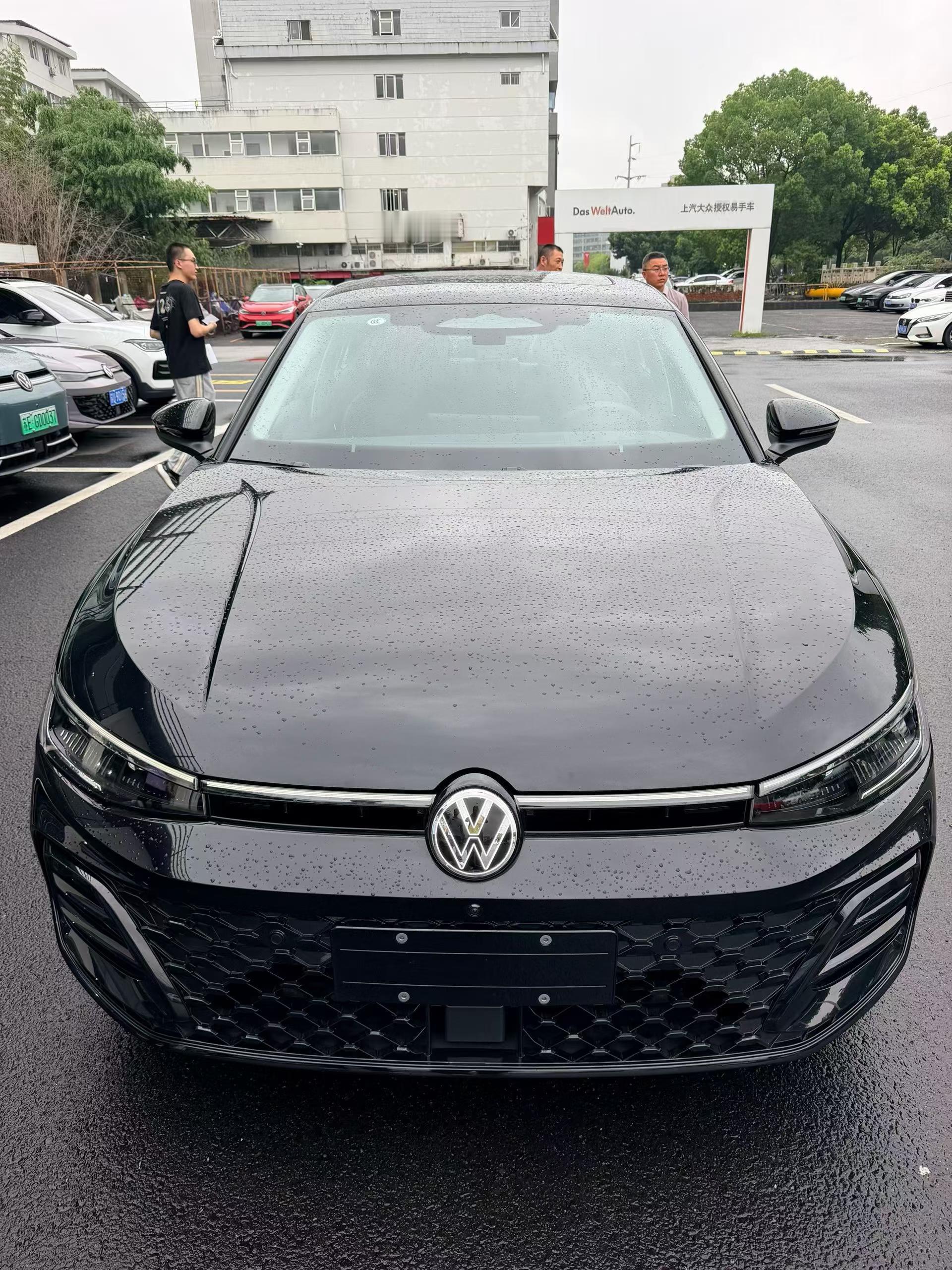 你别说，大众帕萨特尽管是一辆纯粹的油车，但颜值依旧非常的动感，自带气场，也越来越年轻化。我发现虽然降价明显，油漆的质感还是非常亮的，也特别厚，老远就看出不错的质感，挺气派的一款新车。【来自懂车帝车友圈】