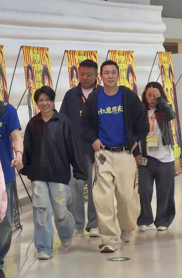 排面这玩意儿，从来不在保镖和助理身上。
小沈阳夫妇在沈阳中街被拍，穿着随意、身边没一个随行人员，被部分网友截图嘲讽“糊了”“掉价了”。但你翻翻同期新闻就会发现，沈春阳首次执导的电影《什么意思夫妇》正在国庆档上映，小沈阳不仅零片酬出演男主角，还拉来了贾冰、魏翔、徐志胜、于洋等近三十位喜剧人给老婆的导演