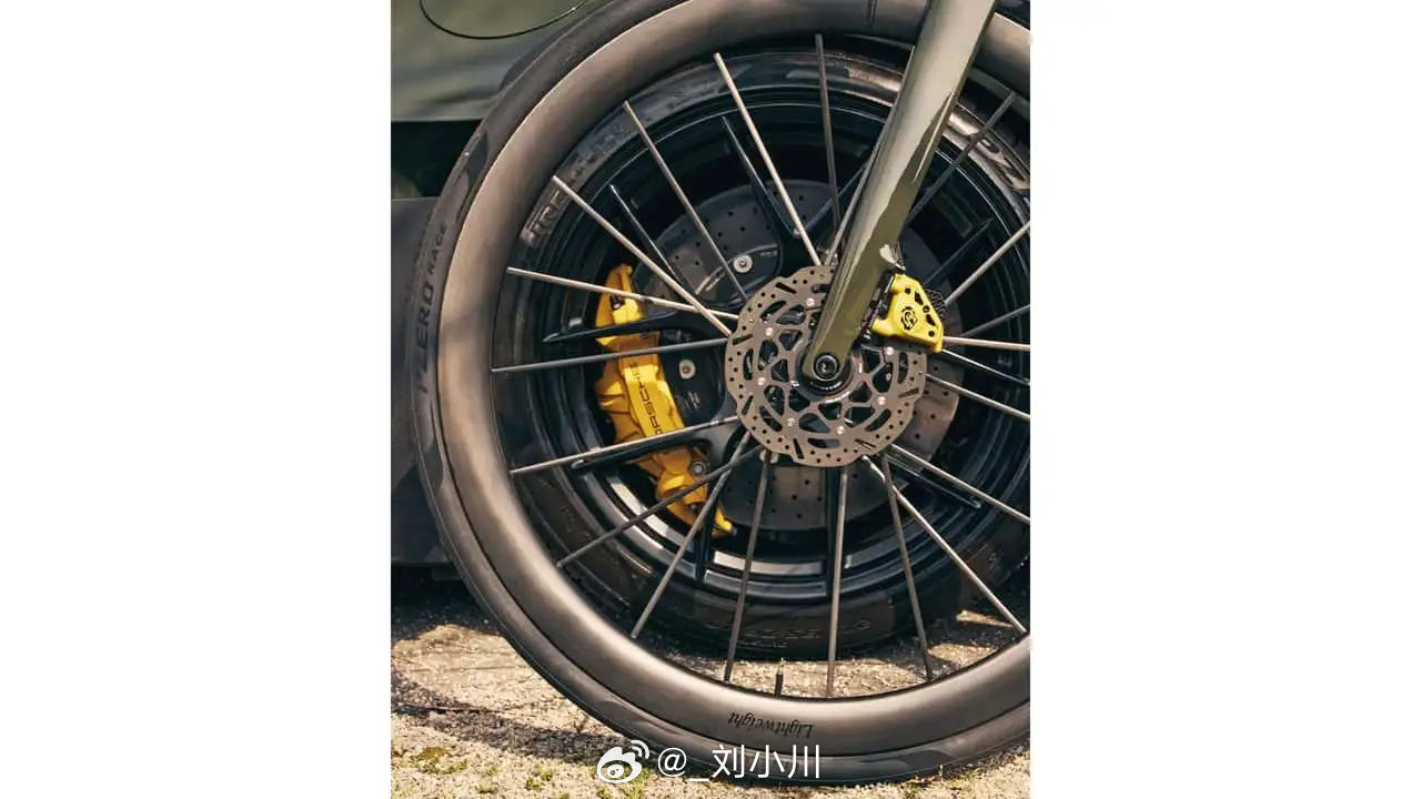 #保时捷[超话]##保时捷911 GT3 RS# 
这是保时捷神仙联动搭配：一台橄榄黑911 GT3 RS（魏斯阿赫套件版），搭配专属定制公路自行车，是不是完美组合[举手] ​