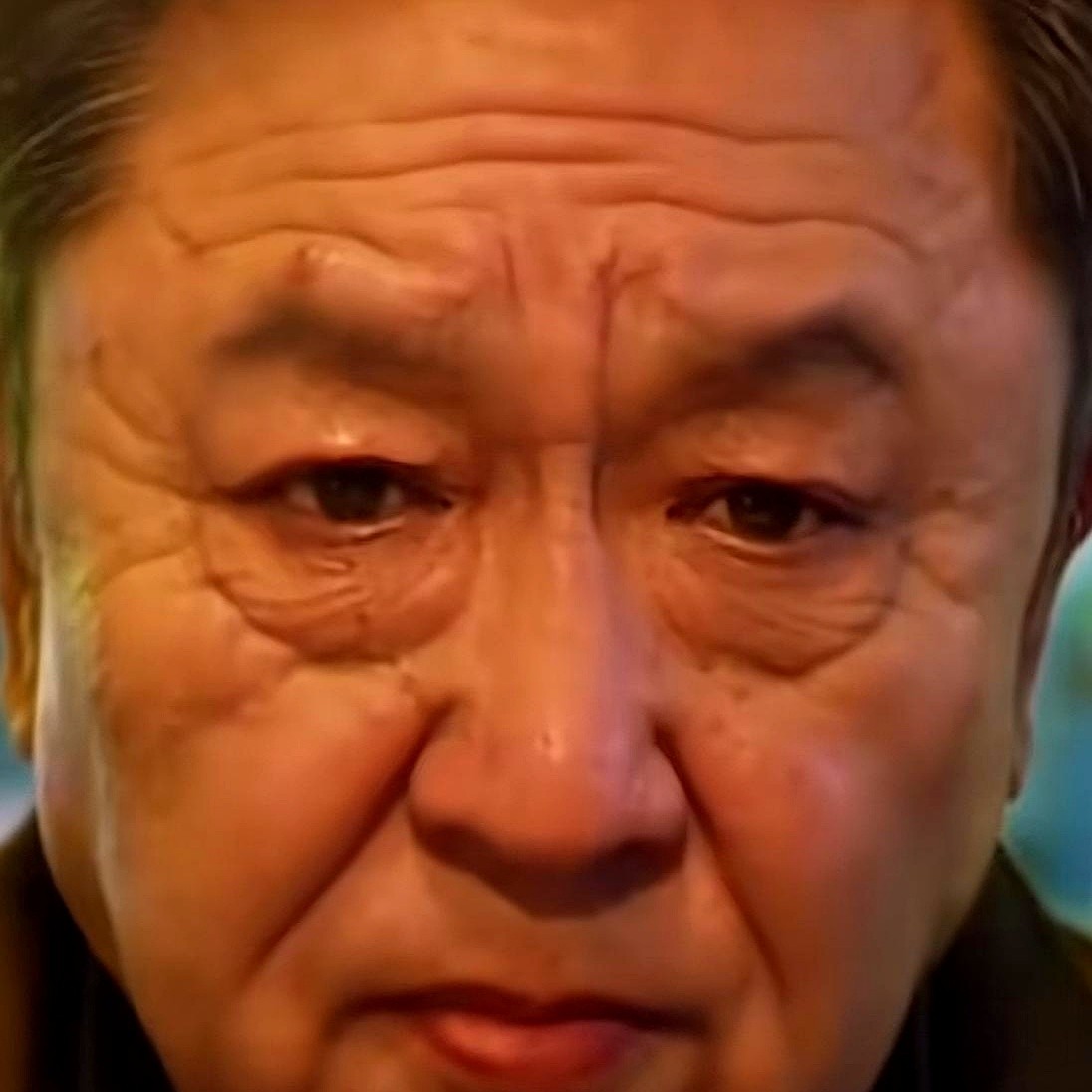 抽烟喝酒的于大爷，这次把折扇换成手铐，直接对上了梁家辉。

新片片段里他没包袱，没笑脸，满脸褶子透着沧桑。一个快退休的基层老警察，站在那就像块啃不动的硬骨头。

对面是演黑老大火出圈的梁家辉。相声皇后碰上千面影帝，正邪对决的压迫感瞬间拉满。

有人捏把汗，怕他一开口观众就想接“去你的吧”。但看那眼神