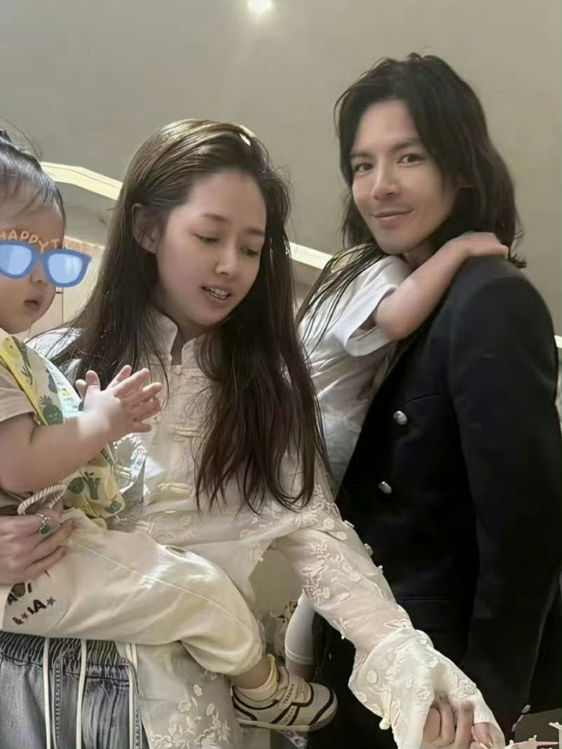 向佐只顾p自己，却把他老婆郭碧婷弄成外星人啦

长得像郭碧婷被拉去和向佐直播 ​