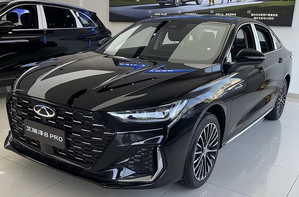 #2027艾瑞泽8pro
	
预算10‑14万想买轿车，既要颜值、动力，又要智能配置，一定要去试驾27款艾瑞泽8 Pro❤️
	

	
🚗外观运动感拉满
凌波展翼蜂窝格栅，溜背轿跑车身，双边四出真排气，运动轮毂搭配红色卡钳，整车姿态很战斗，不管是年轻人开还是家用都很耐看 。
	
💪鲲鹏双动力可选
▪️1.6T｜197匹马力，310N·m扭矩，WLTC油耗6.5L，加92号汽油，城市通勤代步够用，用车成本低
▪️2.0T｜254匹马力，390N·m扭矩，零百6秒级加速，CTCC冠军底盘调校，后多连杆独立悬架，高速稳，超车干脆，喜欢驾驶感直接冲2.0T。
	
✨油电同智座舱，告别油车卡顿
✅高通8255旗舰芯片，2秒开机，车机丝滑流畅，本地AI大模型，方言也能识别，断网也可以语音控制
✅15.6英寸2.5K超清大屏，防眩光，阳光下看屏幕也清晰
✅全新怀挡设计，释放中控储物空间，540°全景透明底盘，新手停车无压力
✅高配猎鹰500智驾，支持高速NOA领航辅助、自动泊车、循迹倒车，燃...
