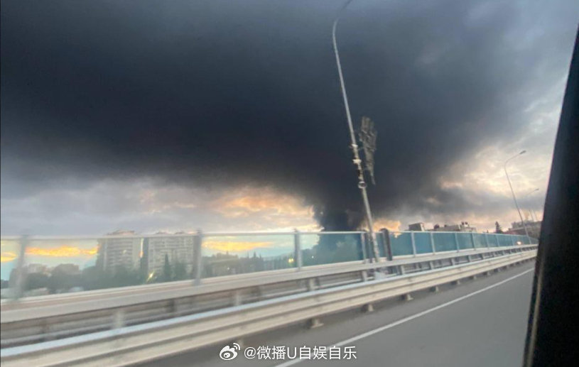 位于索契国际机场附近的俄罗斯阿德列尔斯卡娅（Adlerskaya ）石油仓库今天早上发生火灾，该仓库遭到乌军无人机袭击。 ​
