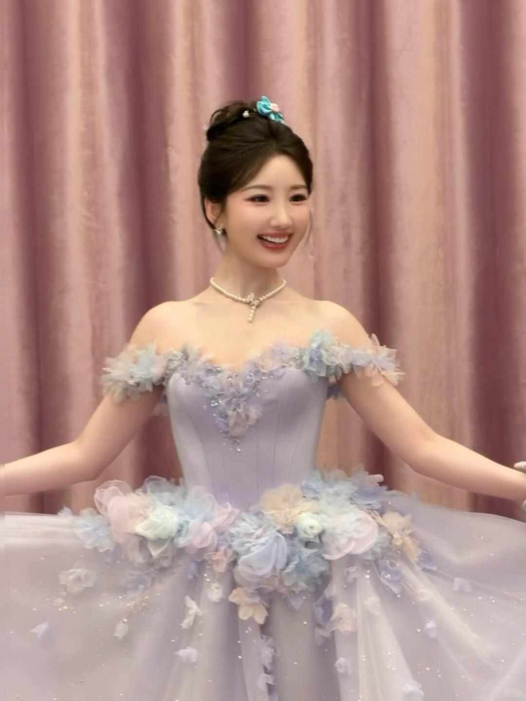 毛晓彤给宋雨琦当站姐哈哈哈哈 二位友谊长存！  ​​​
