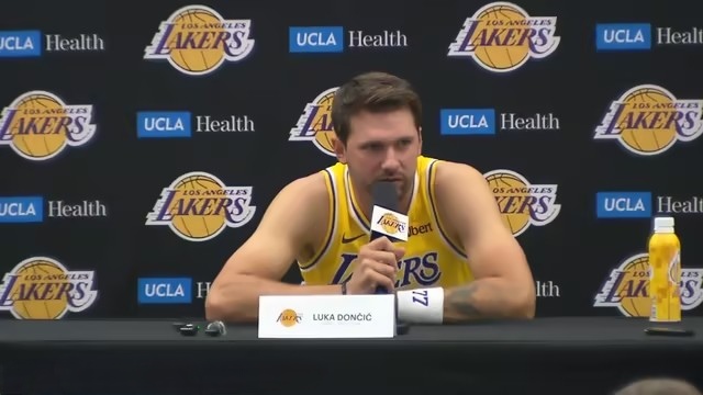 东契奇谈新赛季目标，总冠军+MVP！

在湖人媒体日上，东契奇在接受采访时被问到他新赛季的目标是什么。他表示他的目标就是总冠军，如果夺冠不是他的追求的话，那他来这里就没有意义了。随后他也希望自己有朝一日能够拿到MVP，但前提是要带领球队取得很好的战绩。

看来东契奇自己内心也清楚，总冠军和MVP对于
