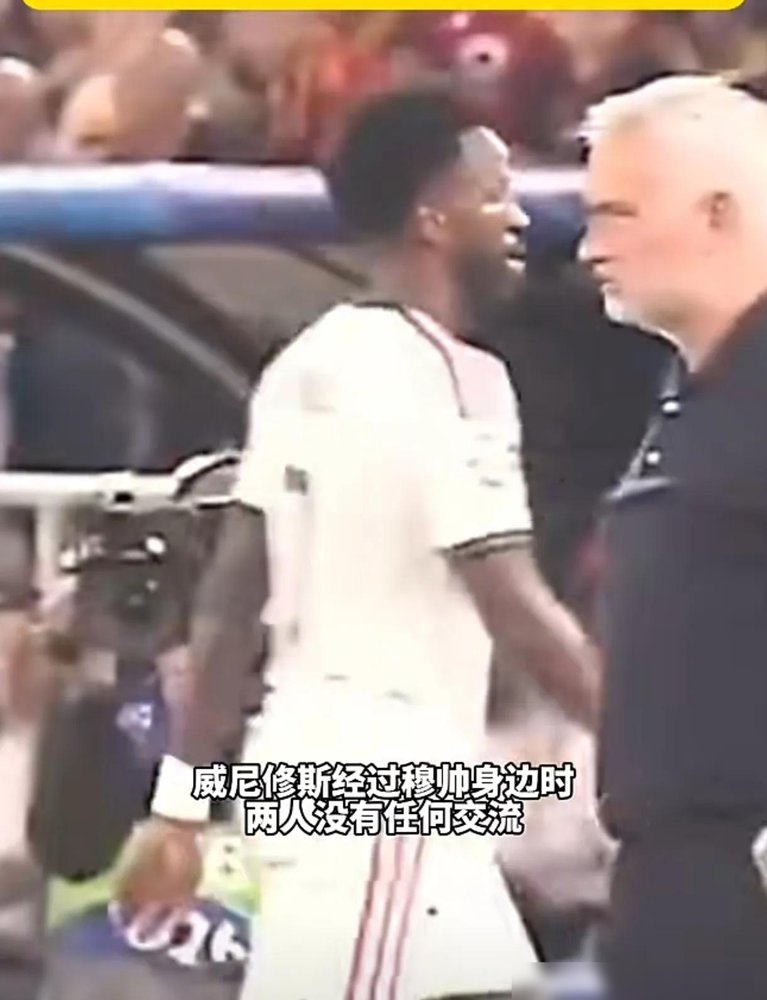 连续两场首发，过人尝试0次，9场只进1个球。皇马4比1大胜莱比锡那晚，维尼修斯第70分钟被换下，脸色铁青。这是他在伯纳乌第一次被自家球迷嘘，嘘到穆里尼奥都出来喊话：“别这样，孩子需要保护。”可转头穆帅又补了一句，“没人不可触碰，能让你不可触碰的只有表现。”更扎心的是，他因为拉对手头发被禁赛4场，国家