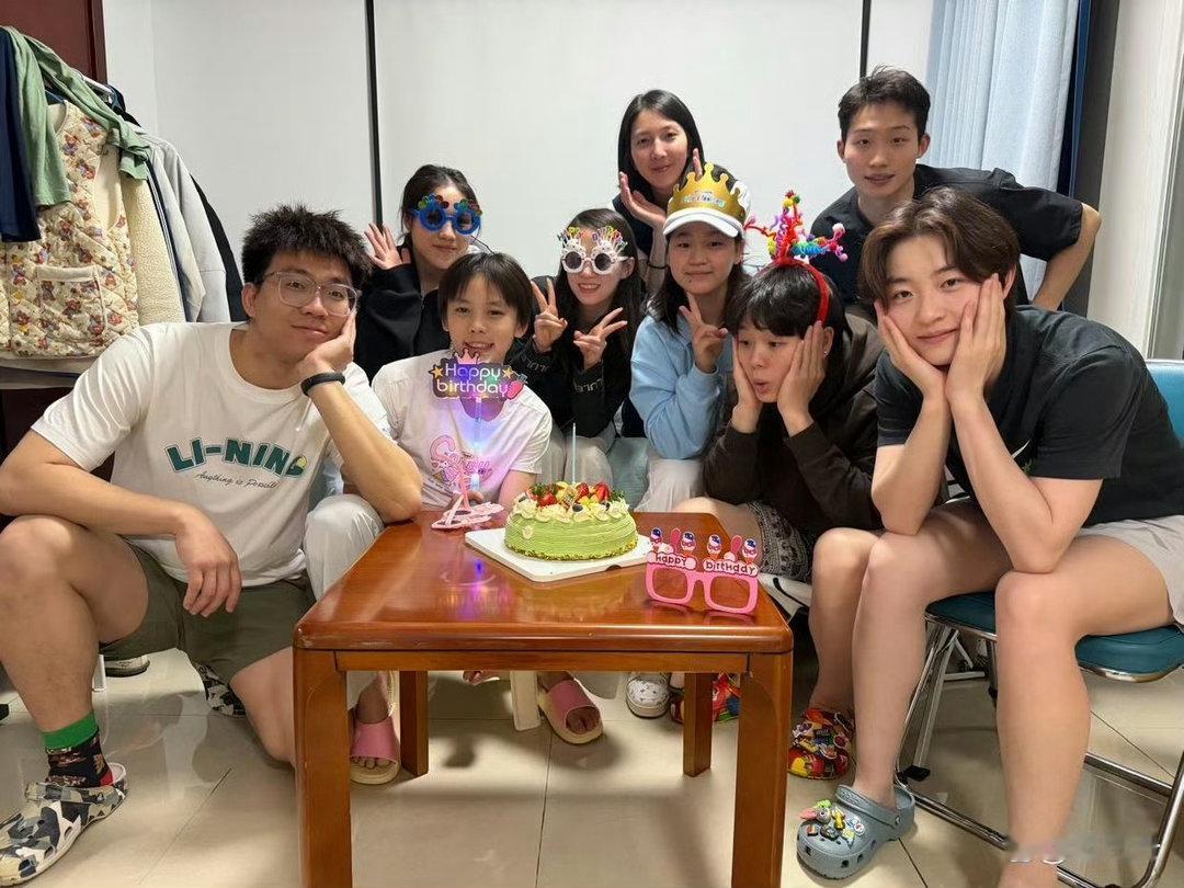 全红婵19岁生日官宣，队友齐聚宠成小公主，陈芋汐现身破不和传闻 ​
