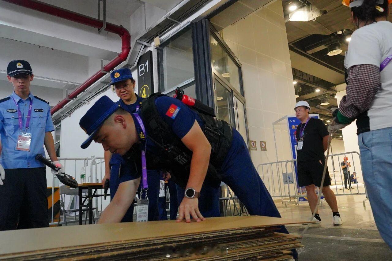 【#消防全力护航东盟盛会消防安全#】第23届中国—东盟博览会、中国—东盟商务与投资峰会将于9月17日至21日在广西南宁举办。盛会临近，安全先行。9月9日，会展中心安保团队已全面进驻各核心场馆，正式进入全天候护航模式。#消防蓝朋友# #广西消防[超话]# ​