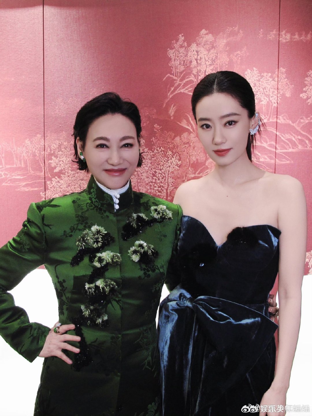 #惠英红晒与张小斐同框合照##张小斐回复惠英红超有型#惠英红晒与张小斐同框合照，一个霸气复古，一个高贵优雅，两位实力派大美女站在一起太养眼了。 ​
