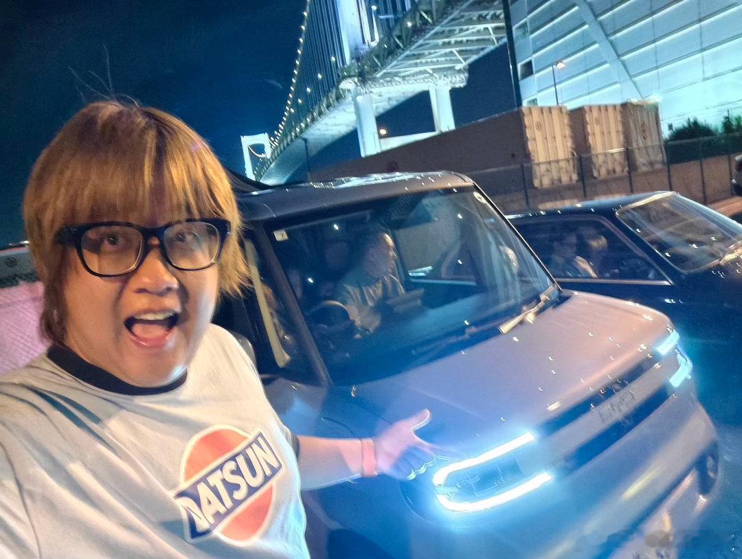 我想今晚会成为我一生难忘的一晚…开着一台由中国品牌打造的“JDM”车型穿梭在东京的道路上。我到现在还感觉像在做梦…曾经很多人都认为中国车企出海只能靠打价格战靠性价比说服市场…但是比亚迪的这台纯电K车RACCO海獭真的靠产品力打了这些人的脸…没错中国车出海是可以依赖产品力靠真正的好产品打动 ​