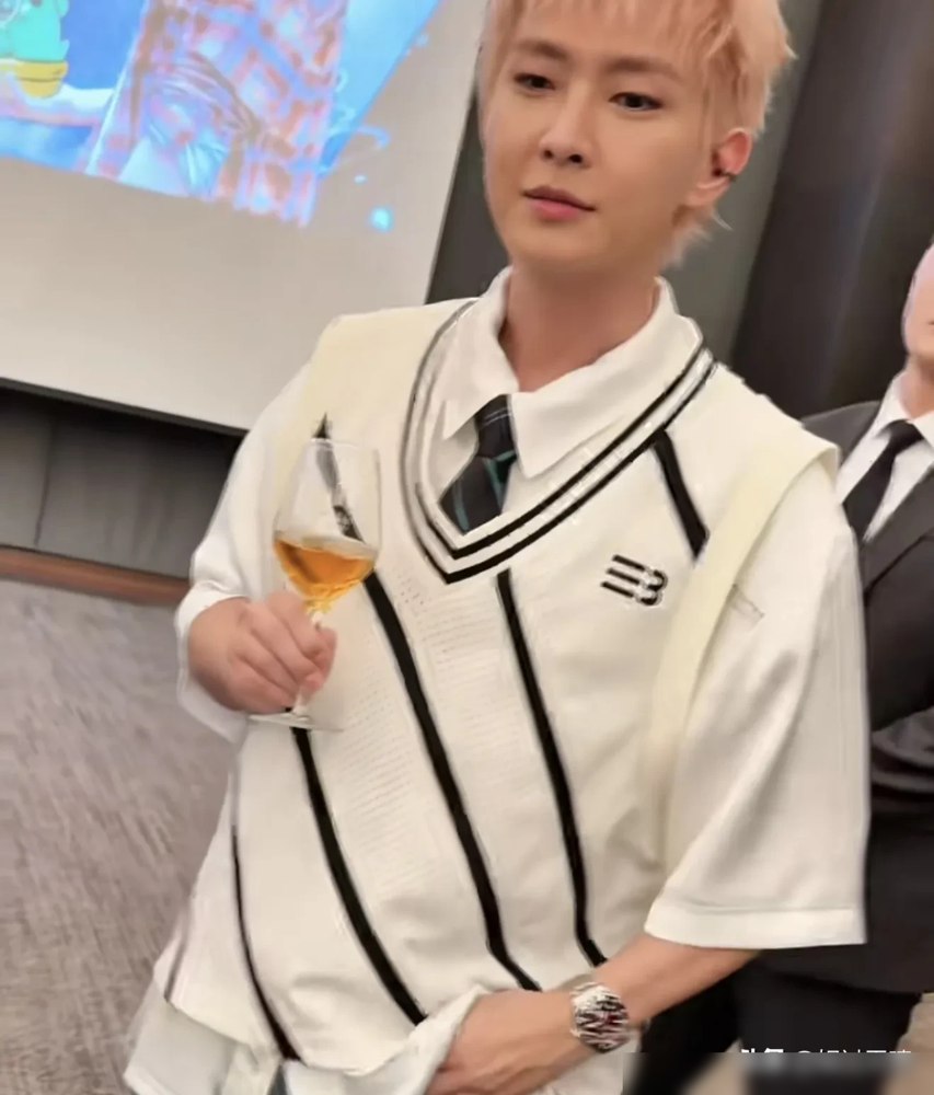 炎亚纶线下活动，一个粉丝拿着手机冲他喊，哥，把我从小黑屋放出来吧。
他凑过去看了半天，认出对方了，点了点头，然后说，你账号是私密的，拉不了。
粉丝当场愣住。周围人笑成一片，管这叫黑名单恢复大会。
这哥们拉黑粉丝是出了名的。CP粉追着问剧情，他直接甩一句我连他电话都没有，转头就把人关了。边界感这