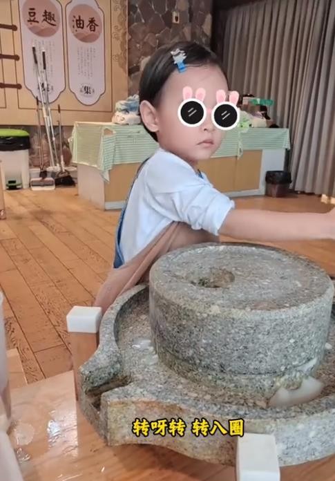 很多家长连碰个碗都怕孩子摔了，任重和孙骁骁却直接把自家3岁闺女推到了灶台前。
前阵子乌镇戏剧节，孙骁骁挺着二胎孕肚，两口子带着女儿去体验磨豆浆，甚至让刚满3岁的小家伙穿上围裙，开火掌勺炒了盘西红柿炒鸡蛋。
更耐人寻味的是当爹妈的态度。
孙骁骁站在旁边只负责洗菜递盘子打下手，任重就在后头端着镜头