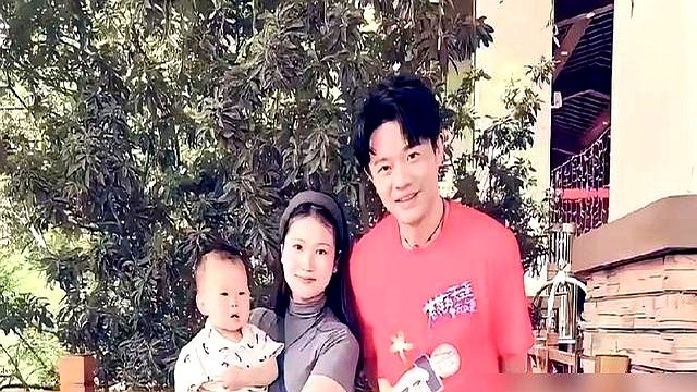在名利场泡了二十多年，零绯闻零炒作，曾毅这人太绝了。

有人在三亚偶遇他带妻儿度假，老婆李娜素颜大方出镜，他自己穿着大裤衩陪儿子挖沙子。2011年结婚至今15年，社交账号懒得经营，私生活干净得不像娱乐圈的人。

台上挣钱，台下陪家人过日子。散场后知道该往哪走，这种清醒内娱找得出几个？