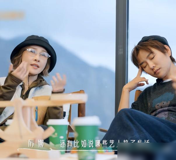许飞真是不真诚，谎话一个接一个！

这话我不敢说得这么满。人这辈子被问到二十年前的一句话，十有八九是记不清原话的，这很正常。真正让我在意的，是她前后口径的变化：一开始说得斩钉截铁，被追问“会不会话赶话”，又改成“很有可能说”“不记得了”。

做了这么多年人情世故的人都懂，没做过的事，通常不会越问越松