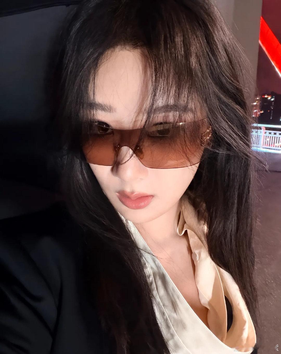 #杨紫[超话]##杨紫# 
 收集一些杨紫的后台自拍碎片📸
红毯造型、日常随手拍都有
每一张状态都好好看～ ​