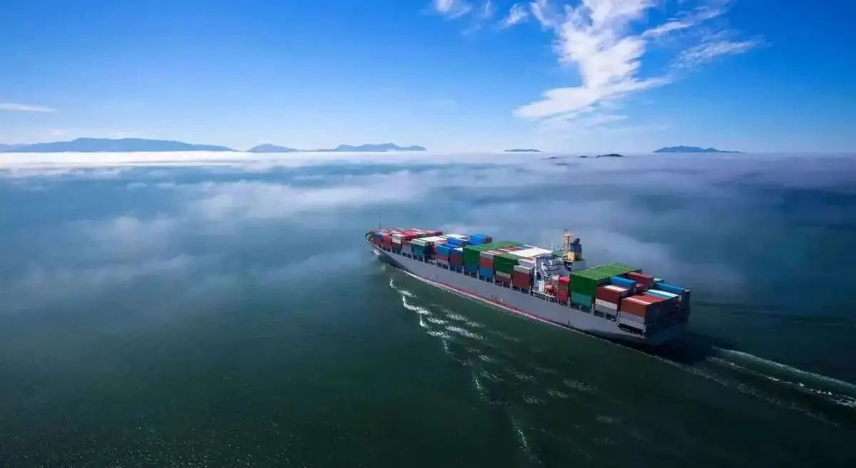 红海航道风云再起！胡塞再度出手，全球航运成本暗流涌动

红海这条全球最重要的海上通道，从来没有真正平静下来。
经过一段时间相对缓和之后，红海局势再度出现波动，胡塞武装重启对红海过往商船的打击行动。消息一出，国际航运市场迅速做出反应。大量大型商船为了规避风险，继续绕道非洲南端好望角。
很多朋友不一定明