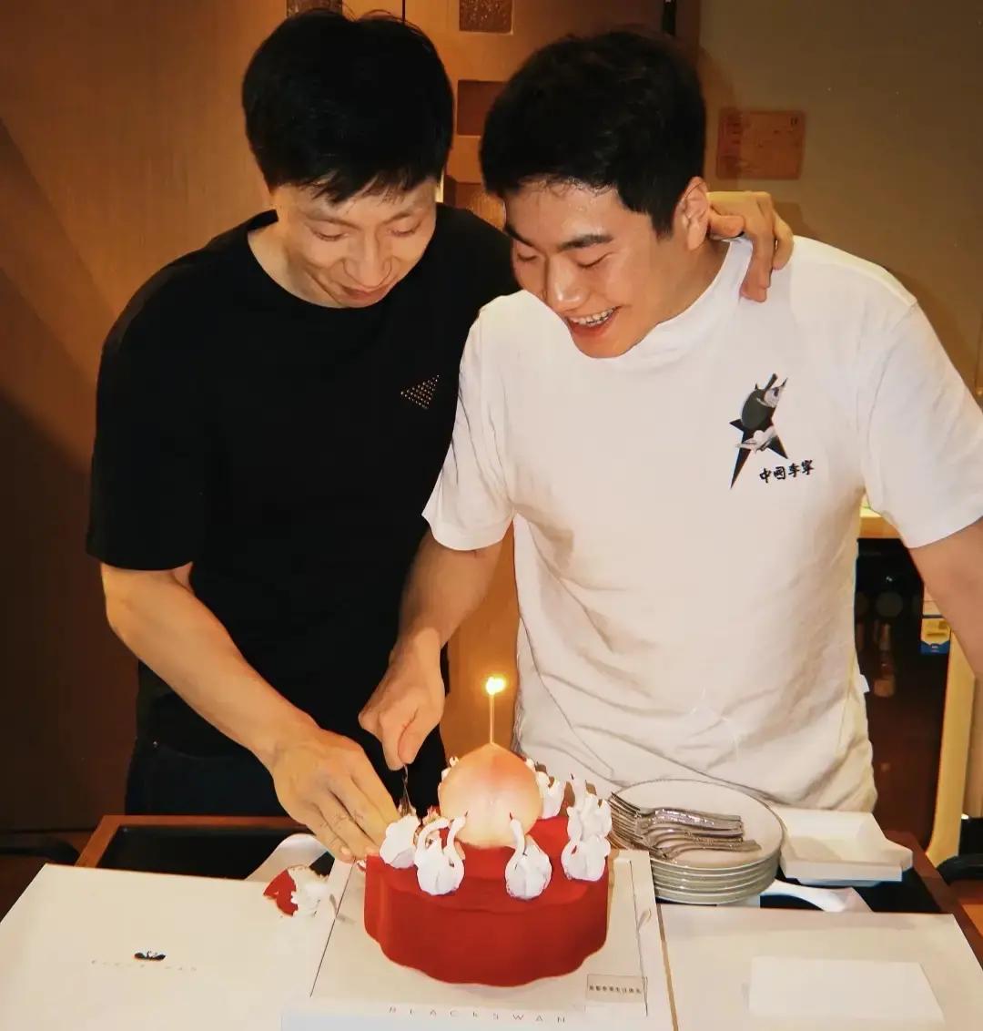 看到马龙出现在梁靖崑30岁生日宴上，还顺手把奶油抹在大胖脸上，很多人才猛然反应过来：原来梁靖崑也到了三十岁这道大坎。
打国乒到了这个岁数，浑身是伤，心气一松可能真就琢磨退役了。梁靖崑能一路硬顶到现在，背后少不了马龙在旁边推着、哄着。
今年世乒赛打团体那阵子，大胖刚开打状态差得要命，整个人肉眼可见