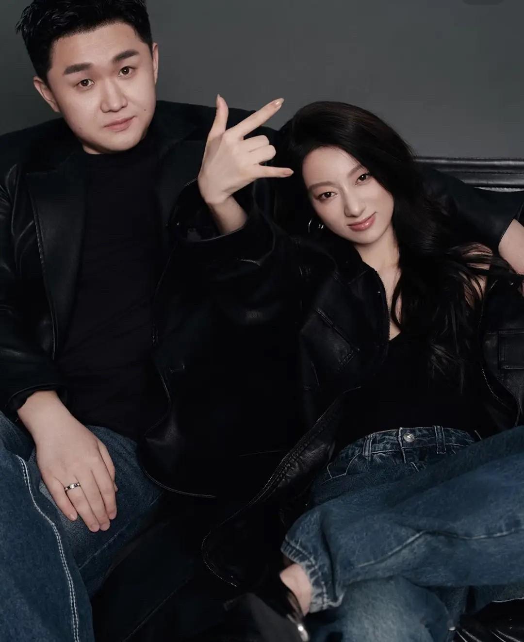 张百乔和小雪这事，热搜挂了一天了。

张百乔拄拐一个人去梅尼耶婚礼，小雪没到，座位表上也没她。直播唱伤感情歌哽咽，跟平时那个嘻嘻哈哈的形象反差太大。再加上两人共同关联的公司已经注销，商业上确实切割了。

之前传婚变的时候，双方还会进行辟谣，而这次两边都没