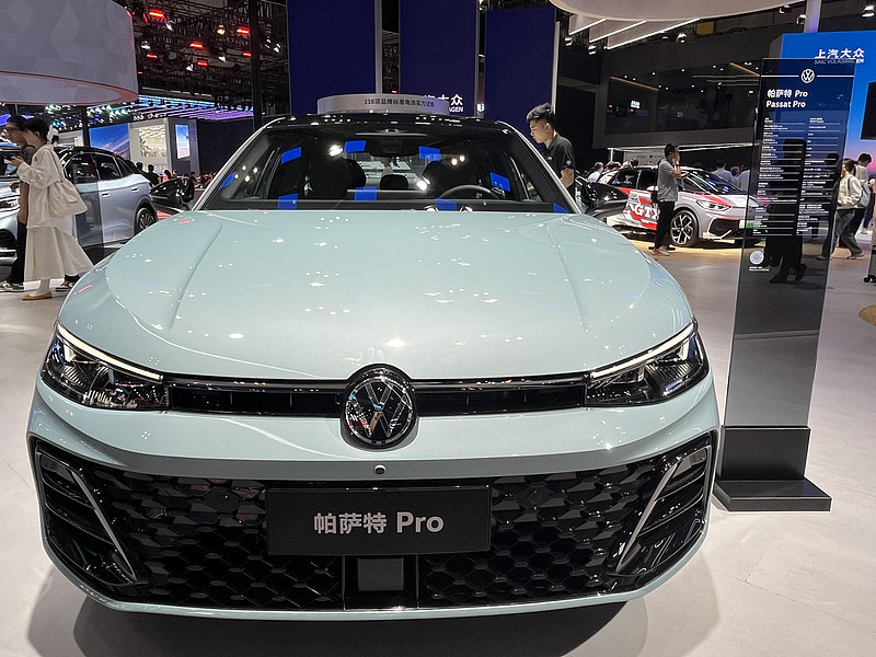 最近陪朋友跑了三家4S店摸过实车，帕萨特Pro这配置真的是把务实刻进骨子里了，完全没搞那些花里胡哨的鸡肋功能。
车长直接干到5006mm，轴距2871mm，后排竖向空间965mm，1米8的人坐进去膝部还剩180mm，翘二郎腿完全不挤，地台纯平，后排坐三个人中间那位