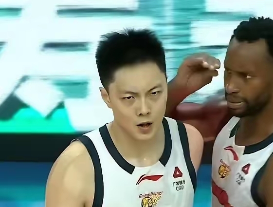 上海99-87拿下广东！揪出广东输球四大责任人，坑惨广东男篮！
 
1. 卢卡 22分6篮板2助攻，正负值-22
看着得分还行，但是效率一般，拿到分大多是自己单干，很少带动队友。防守端根本顶不住上海的冲击，他在场上分差一步步被拉开。

2. 张皓嘉 6分5篮板0助攻，正负值-19
进攻没什么威胁，出