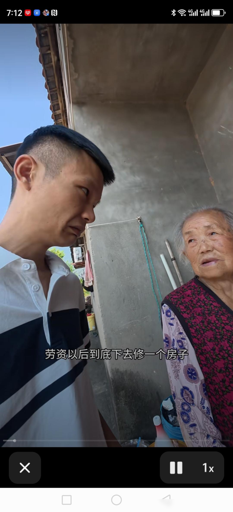 94岁的老太太，大儿子生病走了，小儿子也是生病走了，唯一的女儿也走了，家里只有老太太还硬朗的活着，好在还有二儿子的孩子还在。

说实话看到这种事我第一反应不是“命硬”这两个字，是心疼这个孙子。三个叔伯姑姑都先老人一步走了，剩下一个二十多岁的年轻人扛下了照顾94岁失智奶奶的全部担子，这份量搁谁身上都够