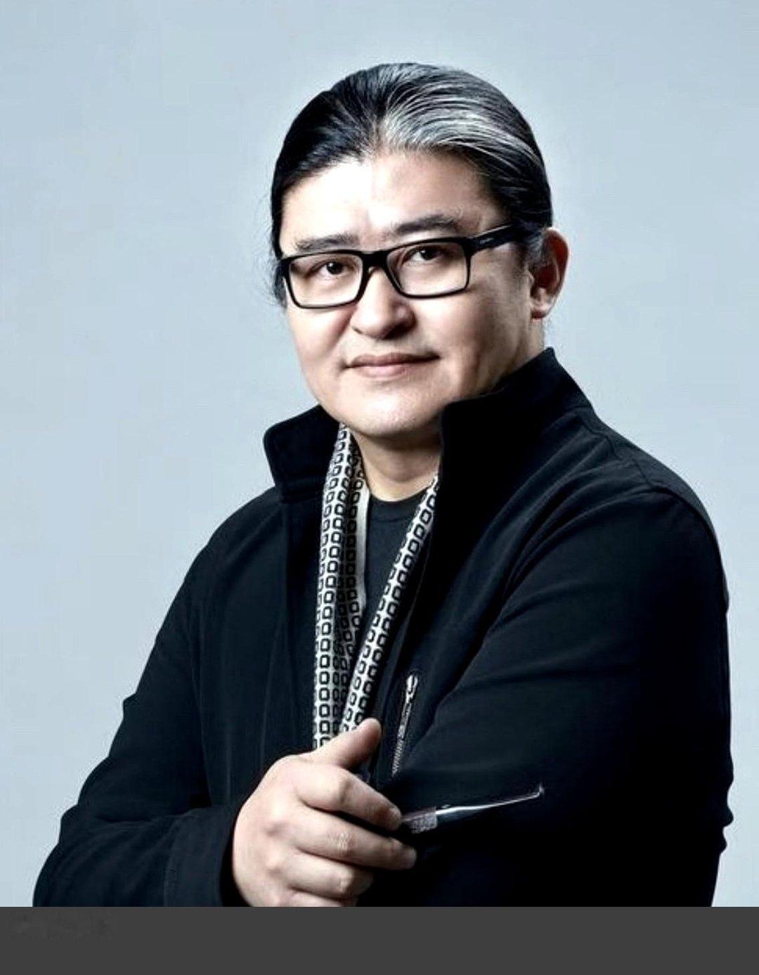 我发现一个玄学， 人什么时候走，自己大概是知道的，不信你看刘欢，他在离开前这段时间，安排好了公益金后续相关事宜，63岁。
这两天陆续出来的消息，让我觉得有另一种解释。
芒果V基金说，刘欢生前留了授权，妻子卢璐会继续参与监督，公益金照旧运行。讣告里也写着，遵照他的遗愿，丧事从简，不成立治丧委员会，不举