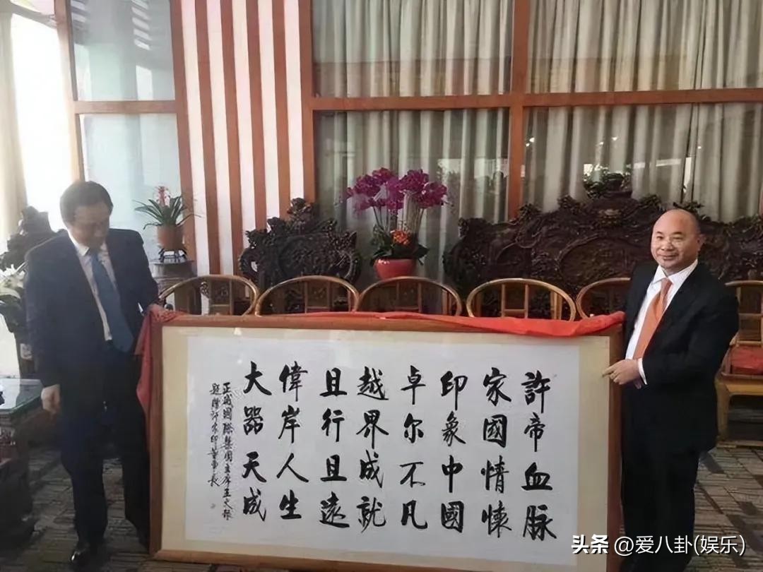 万般结局，皆是自作自受
倘若恒大没有爆雷，王文银投入恒大的千亿资金，本有望换来巨大收益。


当初许家印以兄弟情谊相待，配套同等规格办公室，把酒言欢，让王文银一步步深陷其中。

 
与其说是被人忽悠，不如说是贪欲蒙蔽了判断。他把大量筹码押在恒大身上，幻想跟着顺势起飞，坐等财富暴涨。


没想到美梦破