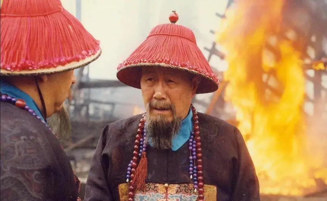 曾国藩问李鸿章：“你觉得自己最大的缺点是什么？”
李鸿章说：“臣虑事太密，断事太急。”
曾国藩说：“这不是两个缺点，是一个。你太密，所以急。你把所有可能都想了一遍，最后哪一个都不敢选，只能仓促决定。”
李鸿章沉默许久：“那老师觉得该怎么改？”
曾国藩说：“少想两步。多想一步是谨慎，多想十步是拖延。想