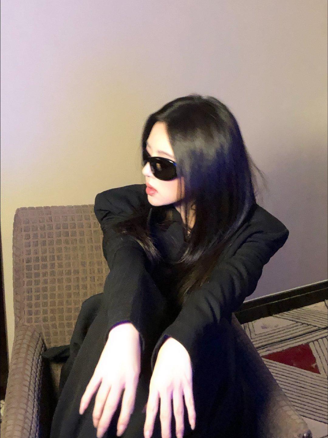 #何瑞贤[超话]# 感觉人中热热的 一摸 原来是我流鼻血了[流鼻血]#何瑞贤昼夜浮城芭莎大片##向全世界安利何瑞贤# ​