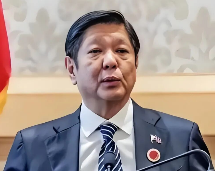 马科斯确定赴华参加AEPC峰会后，菲律宾派破船碰瓷辽宁舰，马尼拉表演给谁看？

菲律宾驻俄使馆刚放风说马科斯要去深圳参加APEC，转头菲方就盯上了辽宁舰。央视军事和外交部发言人此前都明确过，中国海军远洋训练不针对第三方，航行自由符合国际法。

可菲律宾非要派一艘台当局捐的退役旧船“萨兰加尼”号远远拍