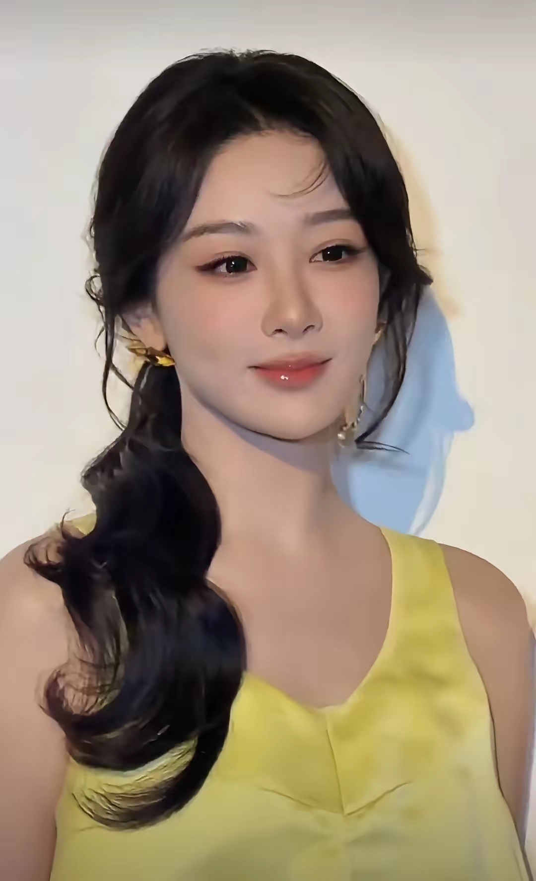 不知大家是否察觉到，杨紫确实蜕变了，不是容颜衰老，也并非身形纤瘦，而是整体的气场焕然一新！看完杨紫亮相纪梵希大秀的原生镜头，她的笑容着实惊艳到我！曾经出席同类盛典的杨紫，行事拘谨，笑容带着拘束感，神经时刻紧绷，担忧造型出现纰漏。现在的她状态全然不同，身姿松弛舒展，双肩自然打开，目光沉稳自信，笑容鲜活
