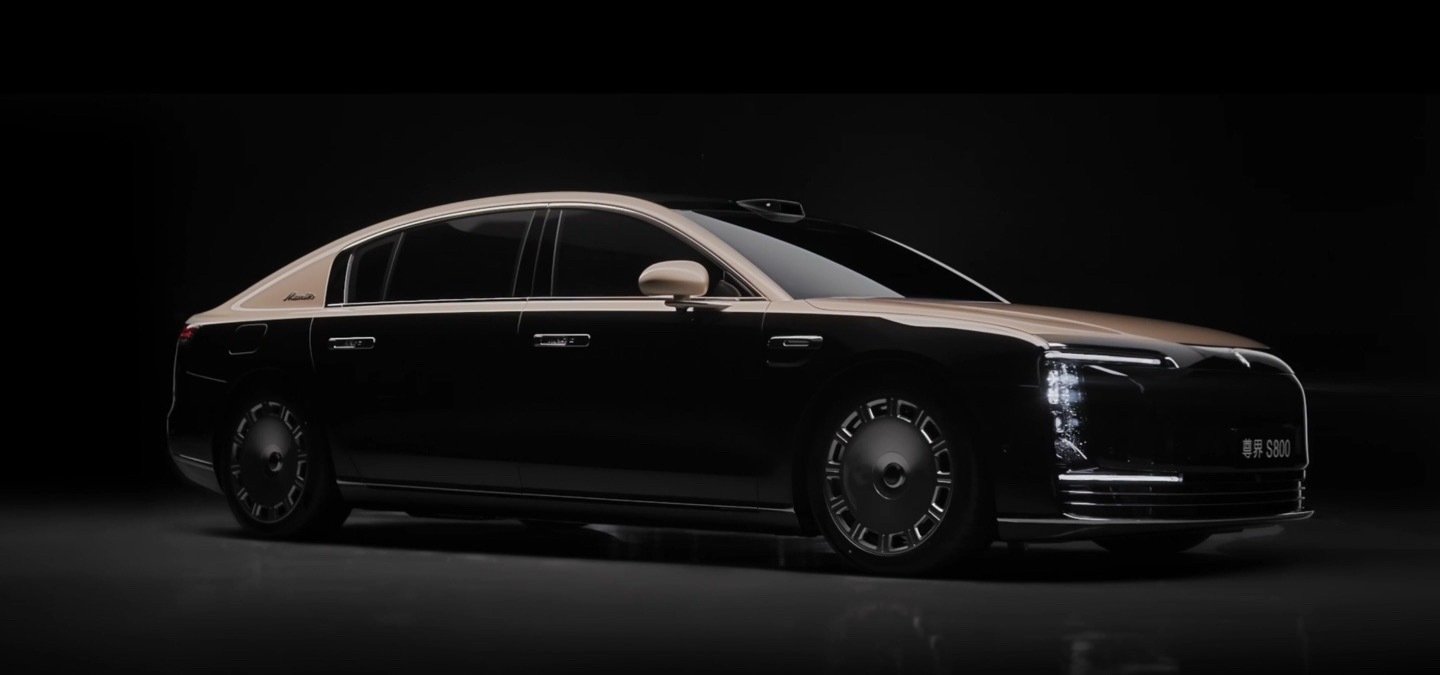 尊界 S800 可选破晓金黑、云境银紫、凌云墨白、旷野棕金、云霞晖、星耀黑配色。该车配备创新智慧电动门，联动毫米波雷达和固态激光雷达，能够实现智能感应动静态障碍物，自动调节开启角度，最大开门角度 77 度，同时还拥有智能迎宾光毯。该车尺寸为 5480×2000×1542mm、轴距 3370mm。 ​