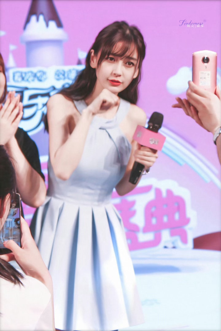 #angelababy[超话]#  [彩虹屁]#angelababy漫影寻踪# 

你的可爱我该如何跟你描述

​