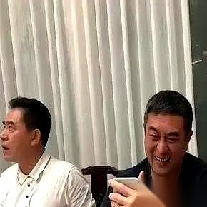 张嘉益和陈宝国私下聚了顿饭，照片传到网上后，引来不少人盯着转盘边那两包奔着一百块去的细支中华烟议论奢靡，可整桌人当时正经在忙的，其实是两手捧着手机给九十一岁的老师打视频。
那是马精武先生走后，这帮学生私下凑齐在一块儿，第一件事就是连上师母李苒苒老太太，让她隔着屏幕看看大伙儿都好好的。在银幕上威严了一