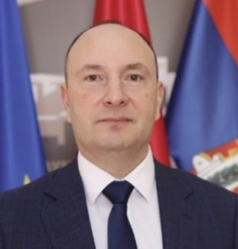 👇希望尽快把Milan Đurić送进去👇

大家可能不知道这个诺维萨德顶棚坍塌时的市长，被迫辞职后哪去了吧？
武契奇无缝衔接立即给了他NIS董事会成员的职务。据公开数据，单单此职务，每月至少领取7000欧元（5.2万人民币每月）的薪水。而他还干回律师老本行，还有更多的收入和此前灰色收入的变现。
 ​