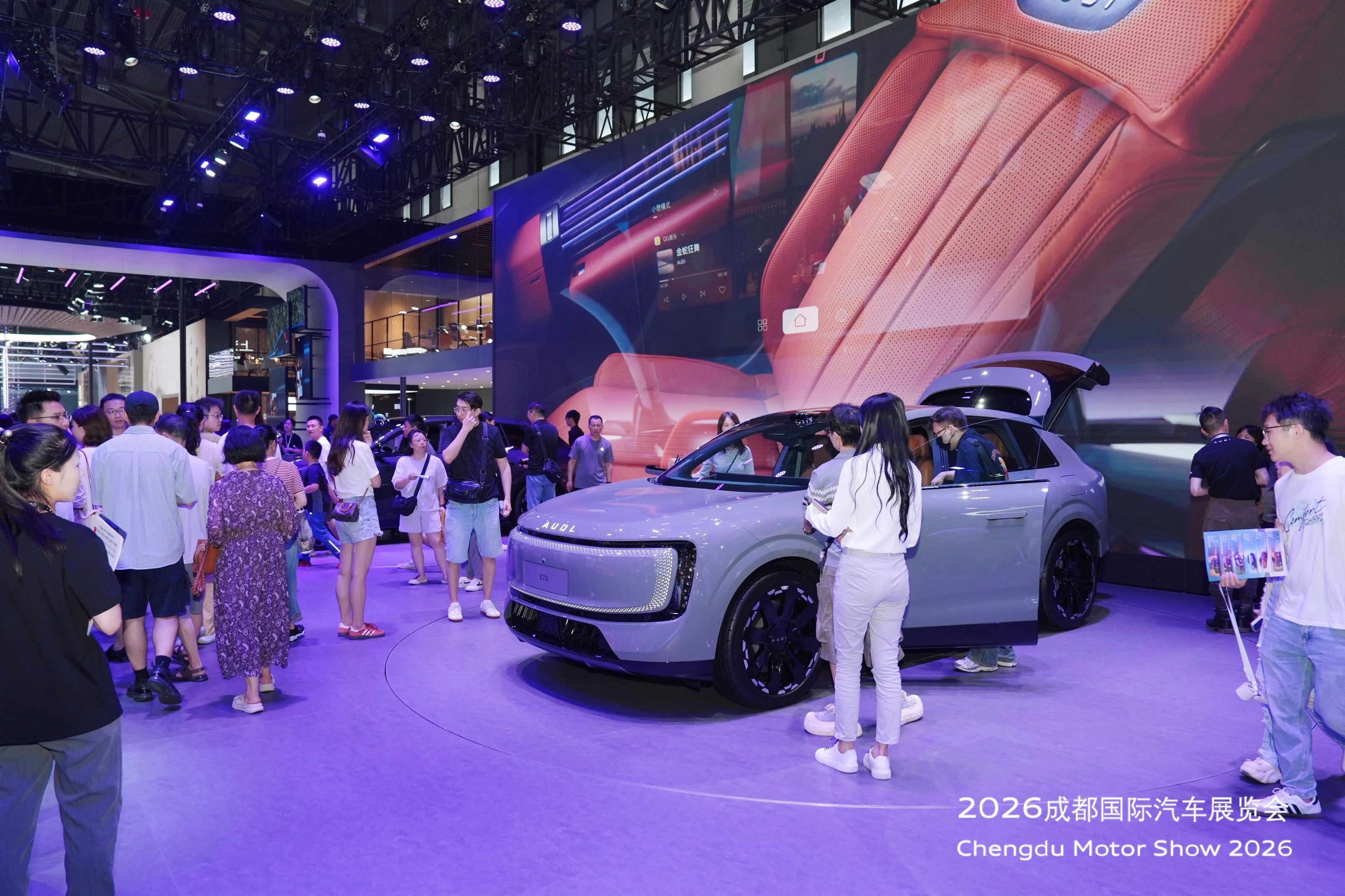 #成都车展# 公众日首日
上汽奥迪展台人气火热
AUDI品牌双车型亮相
奥迪 E7X 先锋 quattro 热爱版正式上市
限时臻享价30.98万元
欢迎现场打卡，更多互动区域等你解锁
📅8月21日-8月30日
📍中国西部国际博览城4号馆上汽奥迪展位
#一起不负热爱##每个时代都有属于你的奥迪##上汽奥迪 ##奥迪E7X# ​
