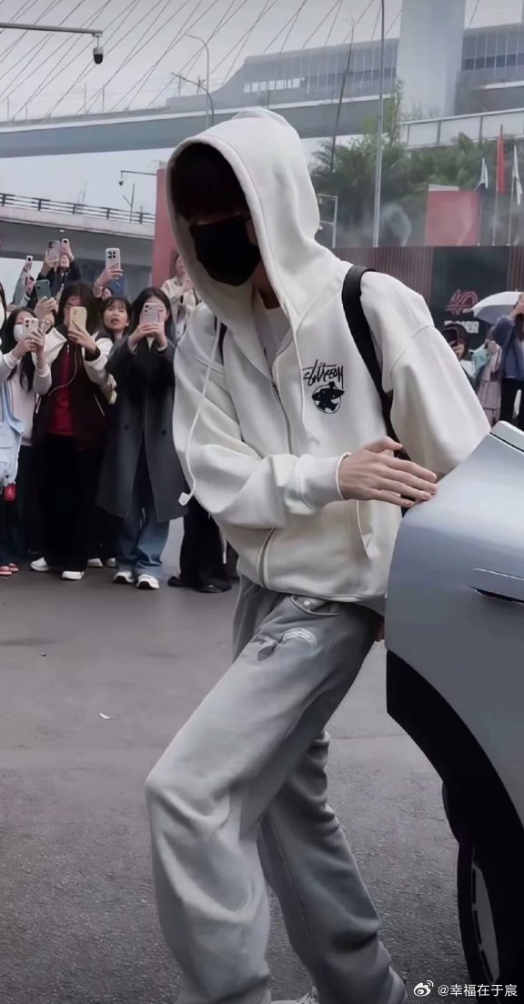 #魏子宸[超话]# 🐼#魏子宸 青衫落拓 星霜荏苒#🐼#魏子宸 四代活力舞担#

看过黄昏追逐黎明 落日余晖后便是满天繁.

​