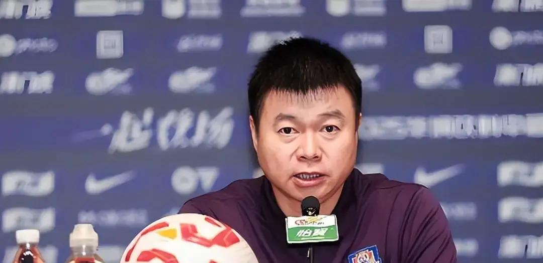 中超收官战还没开打，天津津门虎主帅于根伟直接在赛后给所有球迷交了底。
今年天津主场几乎场场爆满，可自家球迷掏了真金白银，看球的心情却总像在坐过山车。
上一轮碰上海海港，拼满90分钟还是1比3落败。场上球员确实咬牙拼了，但纸面实力的鸿沟明摆着，输球的滋味搁谁身上都不好受。
不过让人心里舒坦的是，