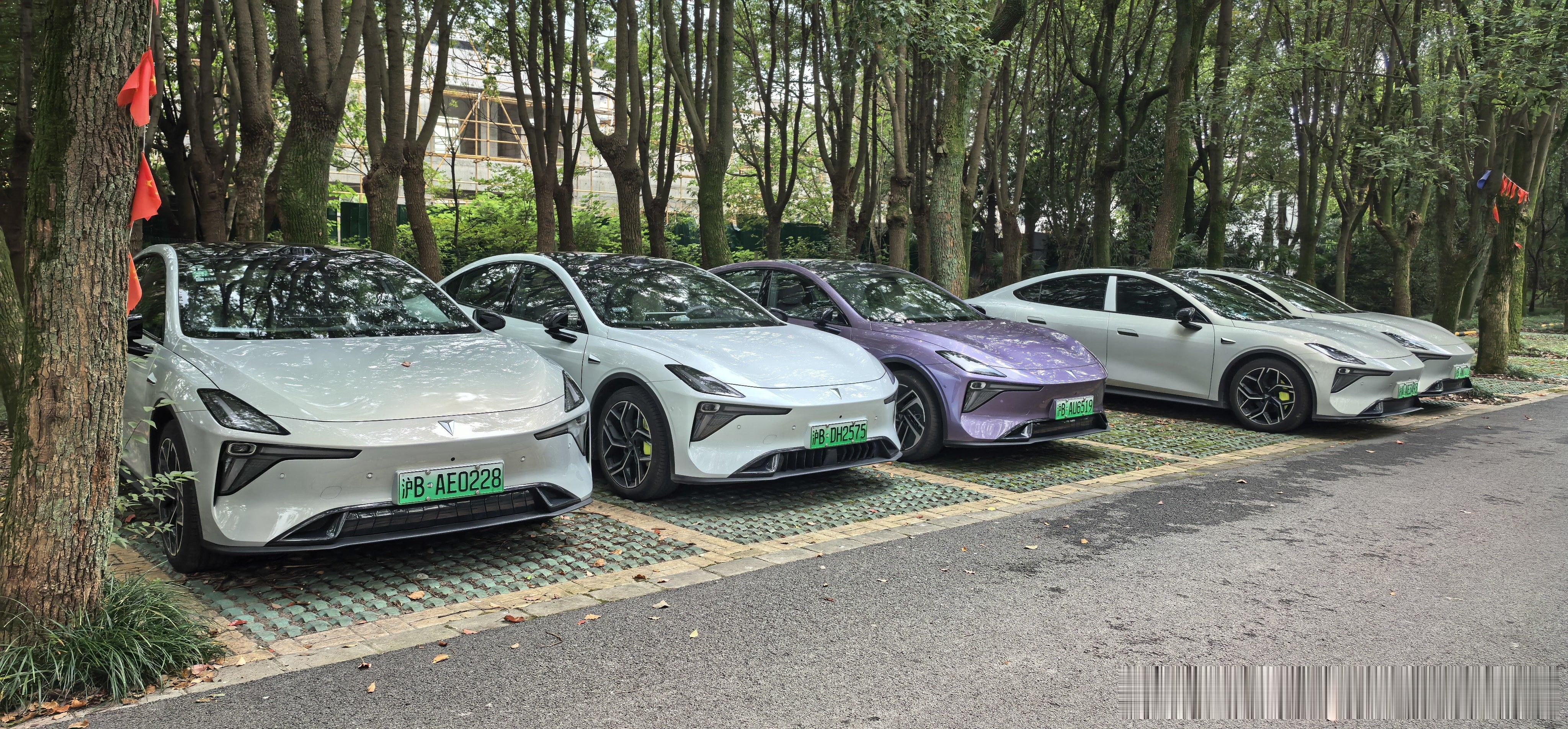 跨越整个上海城区奔赴热爱 #上海深蓝l06车友会

来回120公里的距离，不能阻挡我们车友的热情！这次深蓝L06的车友聚会真的太让人惊喜了。本来以为就是普通的车友碰头，没想到现场氛围特别轻松，大家完全像认识很久的朋友一样，没有半点生疏感。

首先必须夸奖群主的组织👍找到了特别合适的地方。露营 ​
